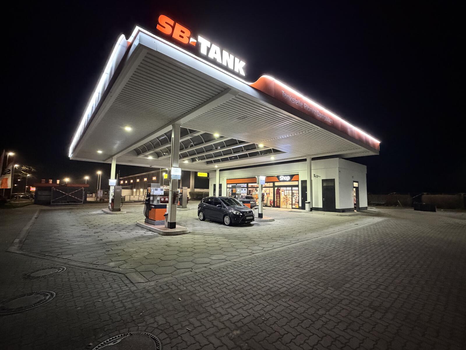 SB-TANK Tankstelle Ribnitz-Damgarten bei Nacht